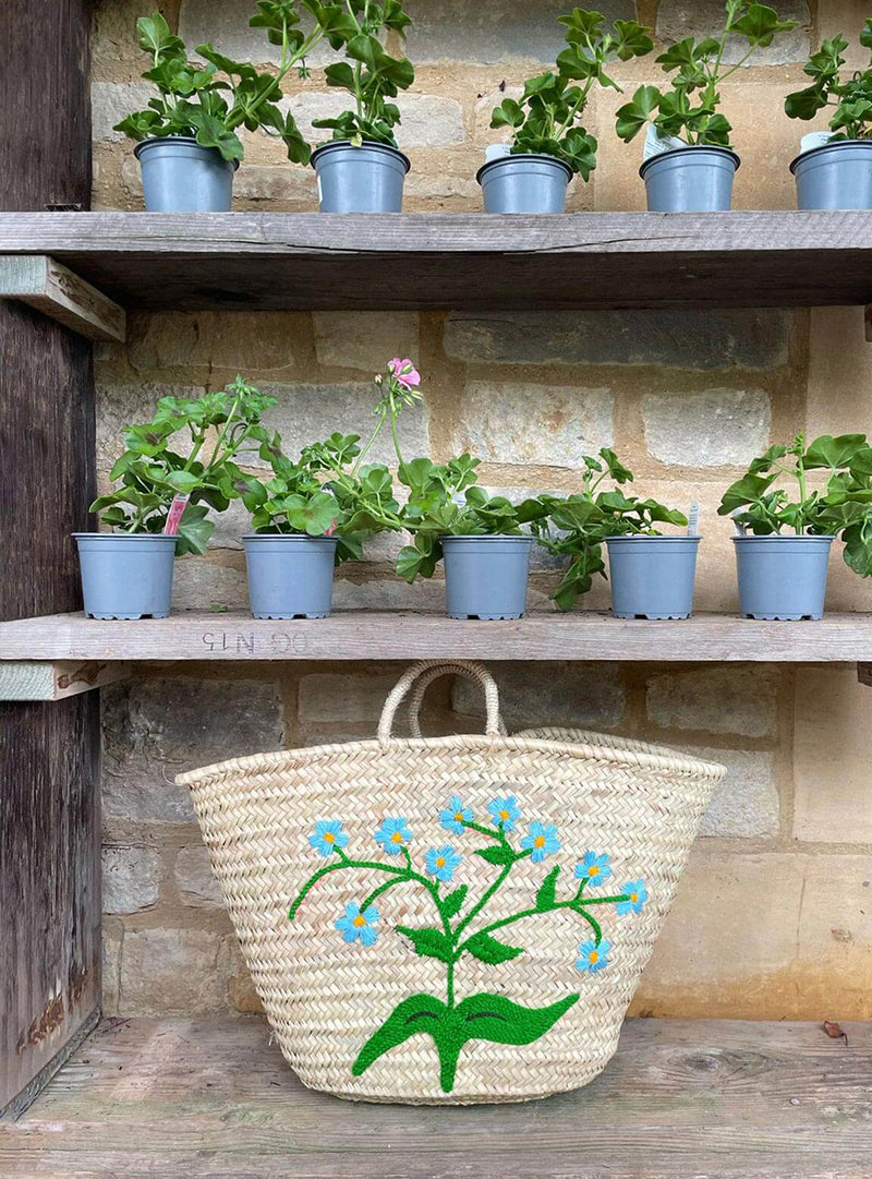 Panier en palme tressée - Broderie Myosotis