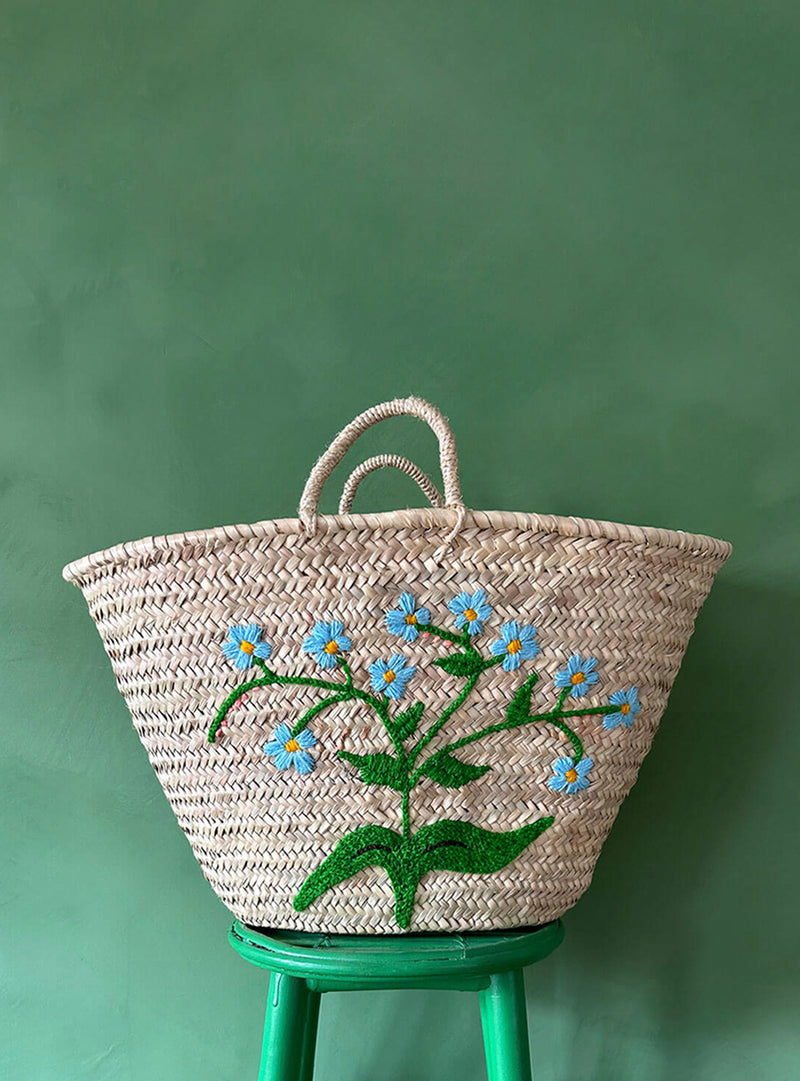 Panier en palme tressée - Broderie Myosotis